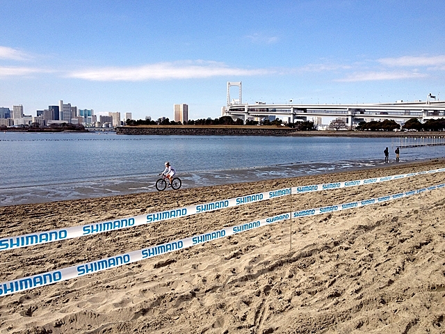 波打ち際を走る豊岡英子選手