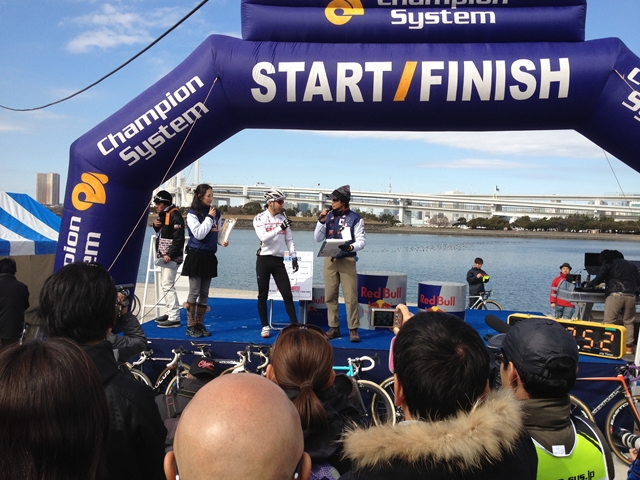 サイン台の竹之内悠選手