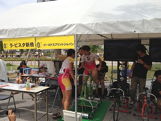 ガールズケイリン選手とローラーで競争