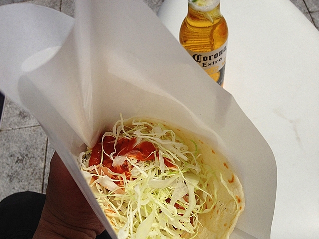 チョリソータコスとコロナ