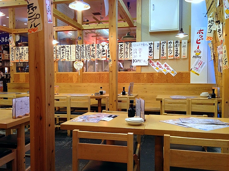 大衆酒場 なんで、や(店内テーブル席)
